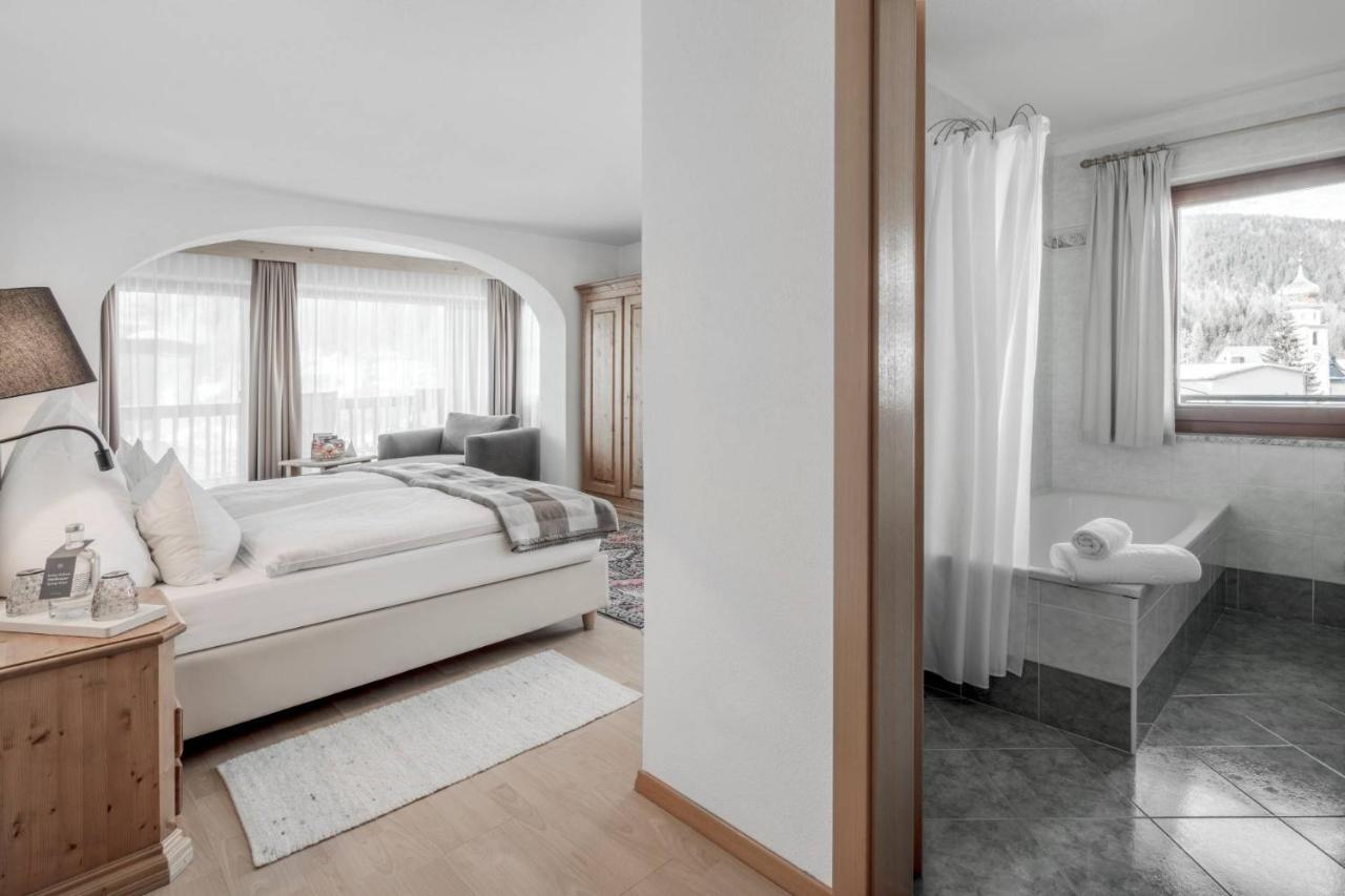 Hotel Conturines Сан-Кассиано Экстерьер фото